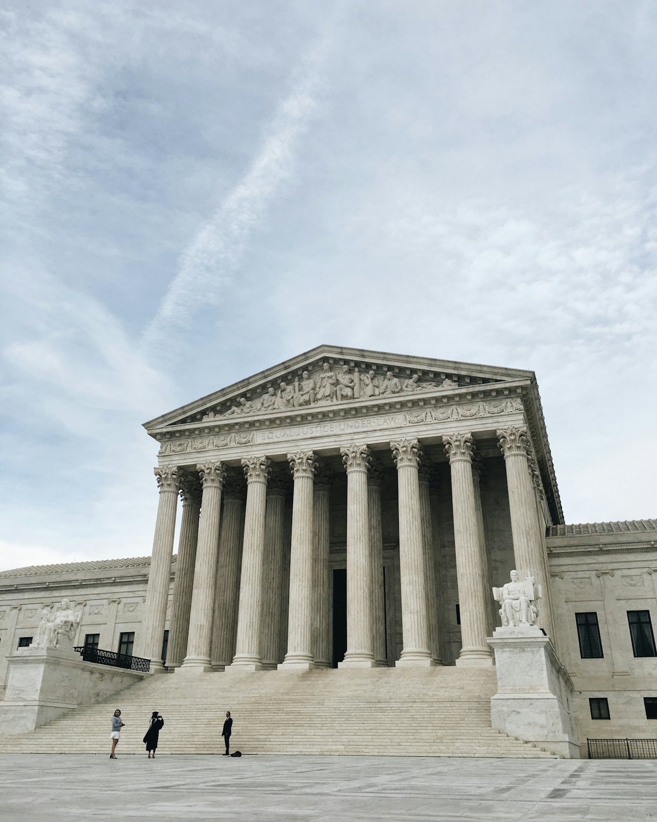 Den amerikanska högsta domstolen med kolumner och inskriptionen 'EQUAL JUSTICE UNDER LAW'.